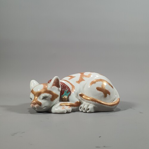 a sleeping cat in porcelain from Japan, 19th century