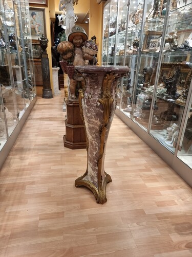 Very rare column in marble and gilded bronze, tripod, curved and sculpted.