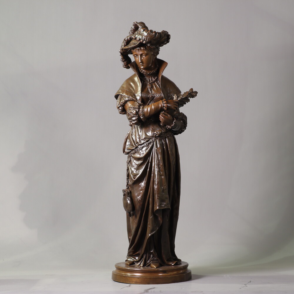 Fine bronze sculpture of a women