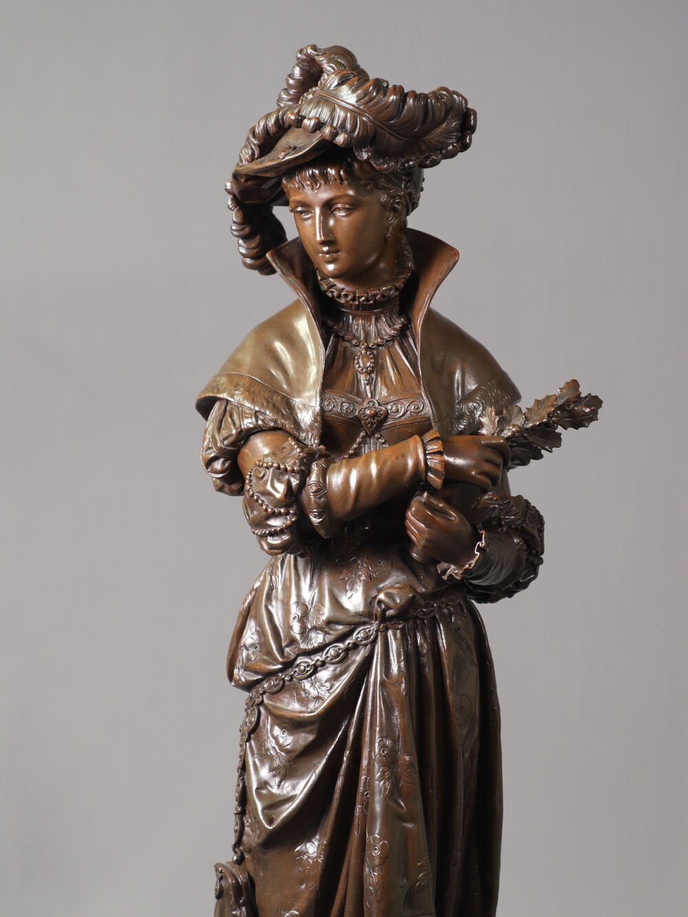 Fine bronze sculpture of a women