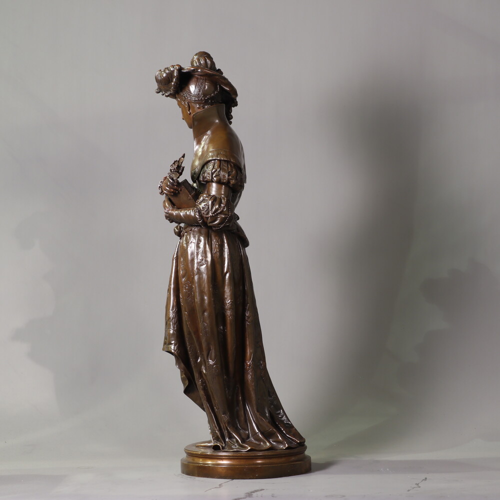 Fine bronze sculpture of a women