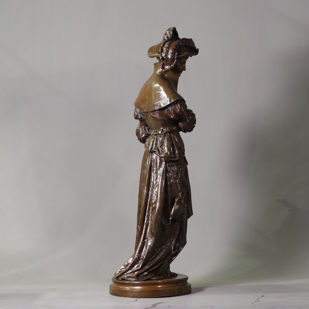 Fine bronze sculpture of a women