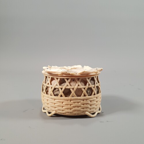  Japanese ivory box Meiji period signed Shigetoshi 19th century