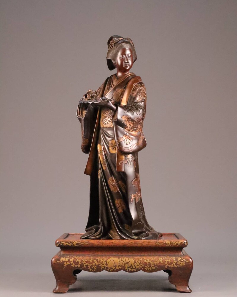 Large 19th century Japanese bronze sculpture of a Geisha. Signed