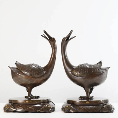 Pair of Japanese bronze incense burners in the shape of goose with gold and silver incrustation. Meiji period . . Height 31cm, width 20cm, depth 17cm .