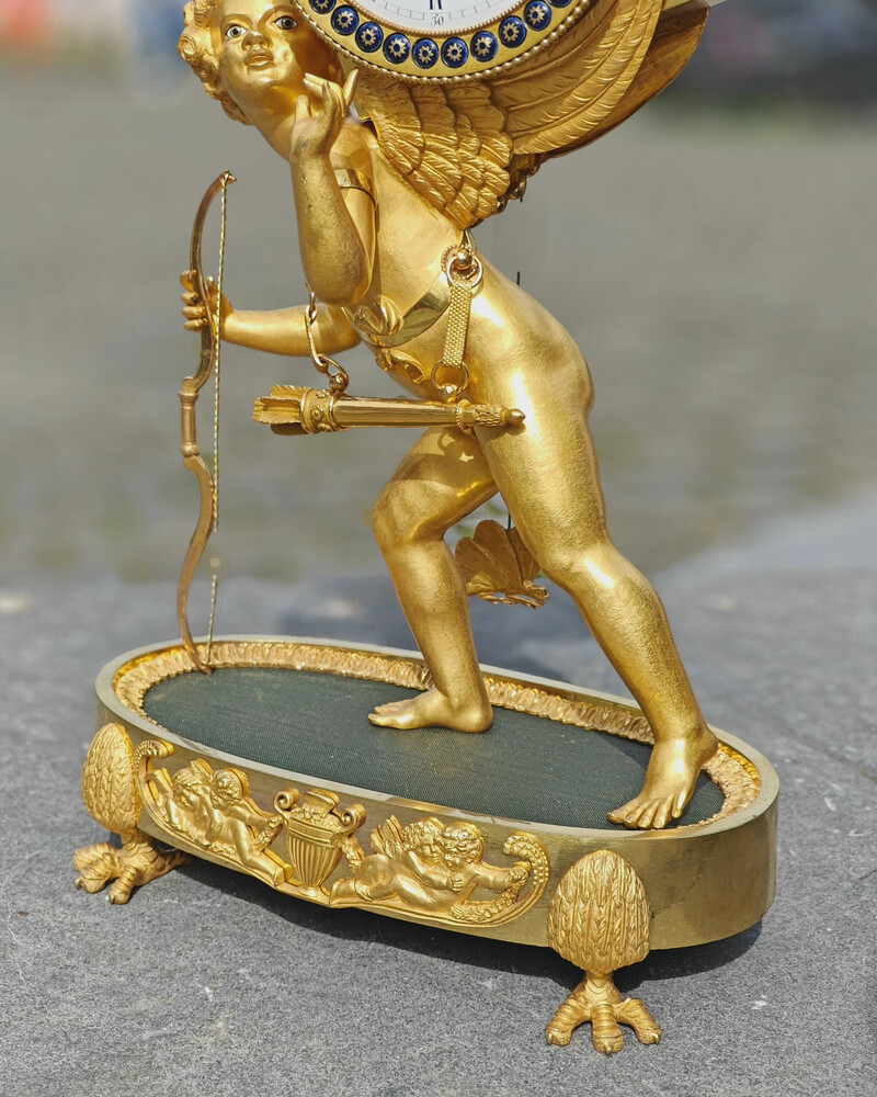 Superbe pendule de cheminée en bronze doré d'époque Empire représentant Eros et sa lanterne magique  Attribué à Jean-Simon Deverberie (1764-1824)  Les ressorts sont signés Monginot